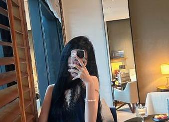 直达718黑瓜吃料导航入口，少女轻松挖掘无限吃瓜乐趣